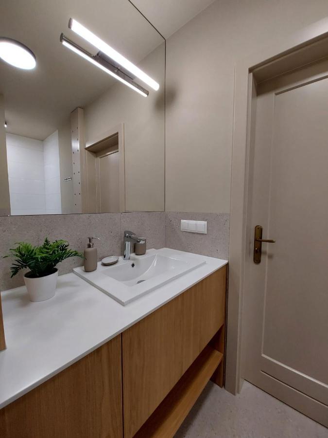 Spacious Two-Bedroom Apartment In The City Center Cracóvia Exterior foto